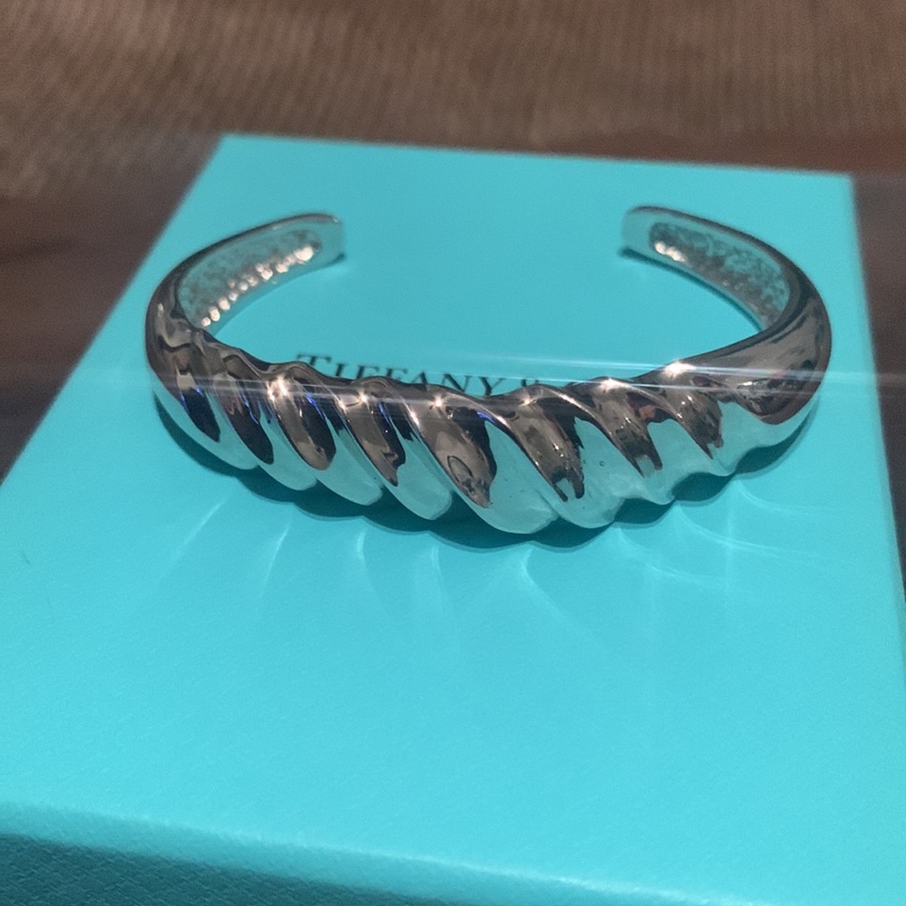Tiffany & Company ribbed twisted 925 silver cuff. Very beautiful!